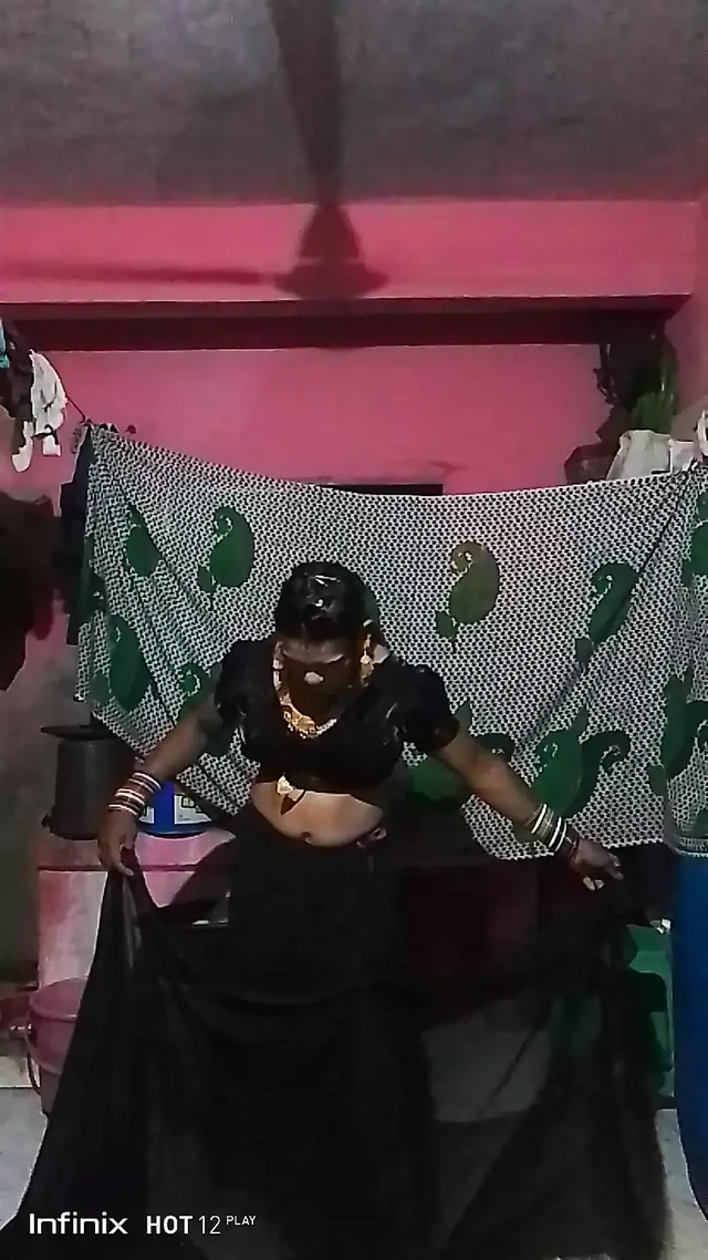 Maduri bhabhi wearing black sari