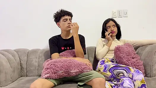 Der cuckold meiner freundin weiß nicht, dass ich ihre beste freundin schleiche und meine sahne drinnen gieße.