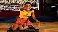 Południowoindyjskie dziewczyny wykonują wulgarny taniec na scenie