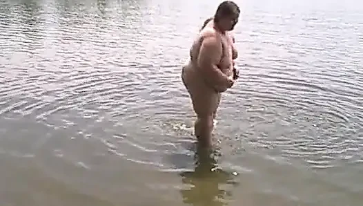Cewek semok angie kimber lagi asik tari bugil di luar ruangan di danau