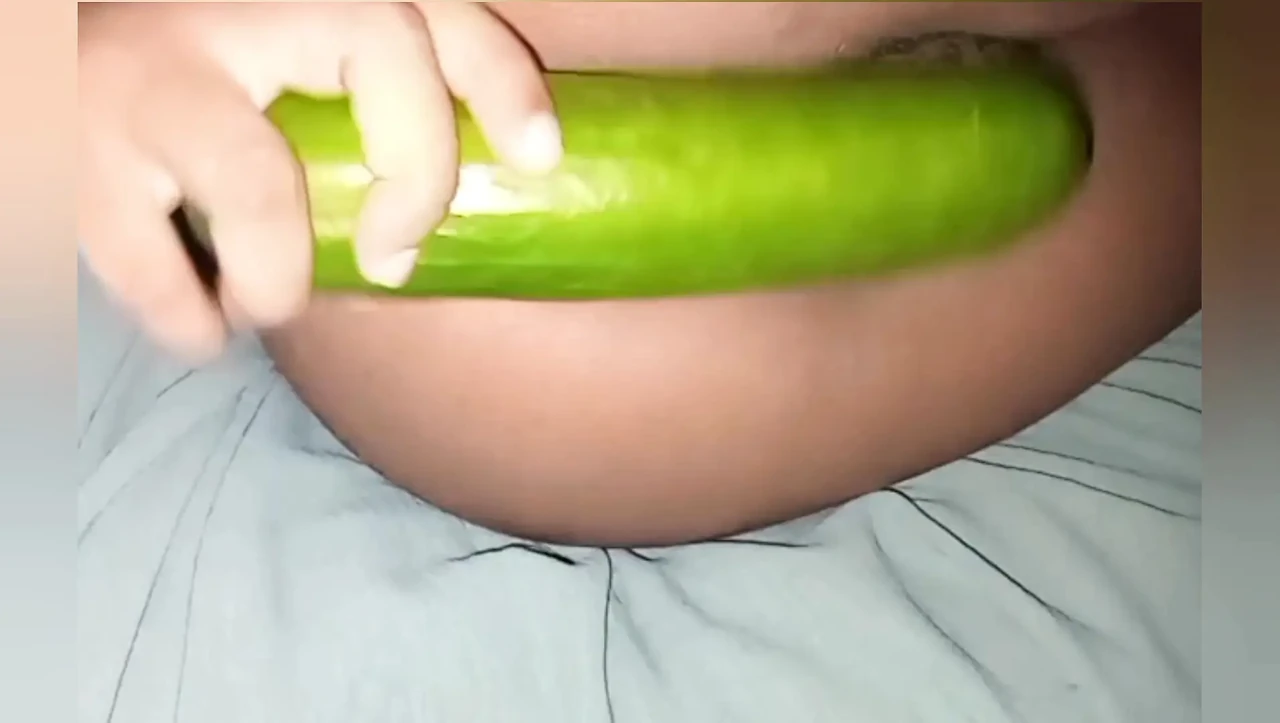 斯里兰卡 Lanakan 性感女孩用黄瓜操她的阴户 最好的 Aolo