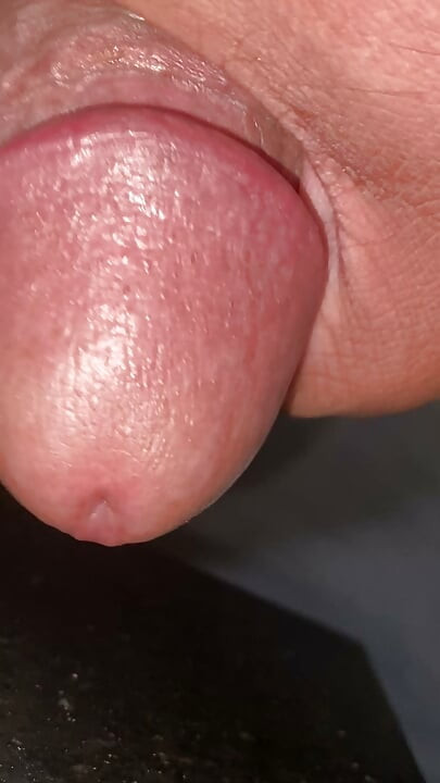 Eu tenho um pau cheio de tesão e estou no banheiro para gozar, estou batendo meu pau e fodi ele até gozar