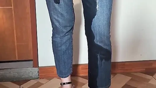 Cewek jalang ini kencing di balik celana jinsnya