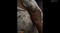 Une indienne caresse ses seins et ses tétons sexy avec de l'audio hindi