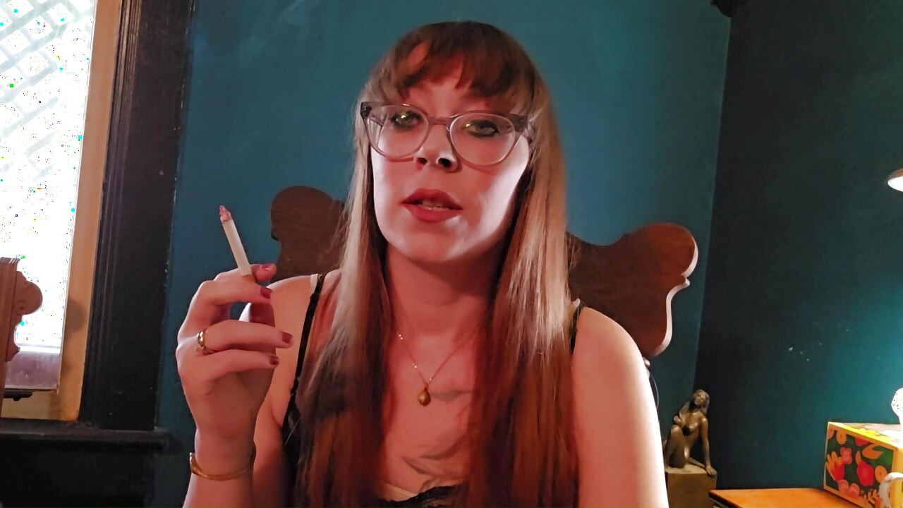 Ms Thrope röker och försöker nya cigaretter