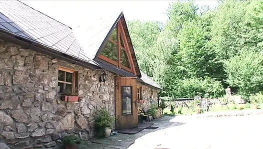 Горничную трахают в задницу