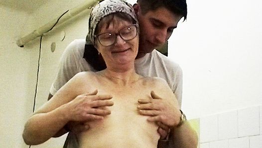 Une mamie de 83 ans se fait baiser brutalement