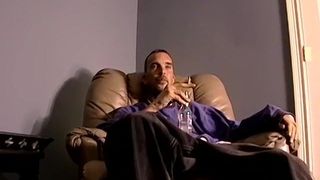 Amador fuma charutos e bebe cerveja antes de se masturbar