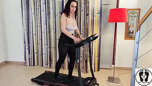 Büyük memeli koşu bandı üzerinde sallıyor hız tayt spor salonu