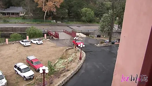 Sıcak amcık büyük şişman bir dildoya mükemmel bir şekilde sarıyor