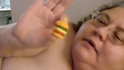 Nackte ssbbw isst mini-burger für dich, neckende riesin