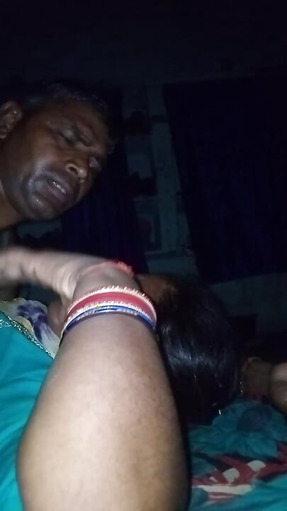 Uncle ne aunty ko aisa choda aunty ki chut me khoon nikal gya