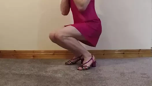 Pembe 3'lü güzel, pembe elbiseli ve topuklu erkek crossdresser
