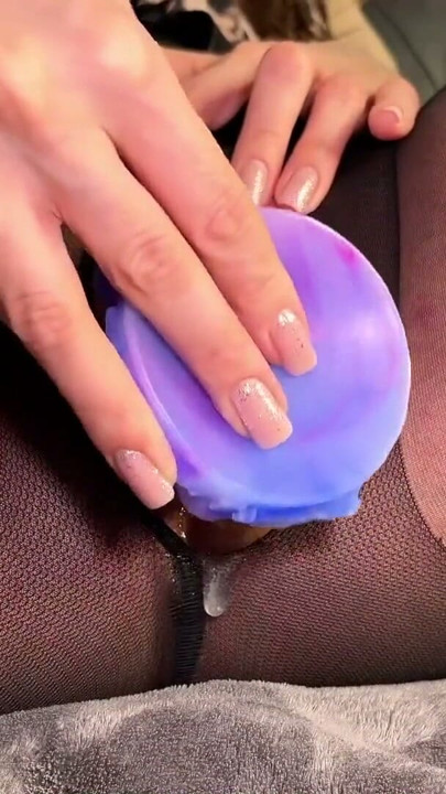 Meine muschi in strumpfhosen tropft beim tiefen dildofick mit säften bis zum orgasmus | Clip 2