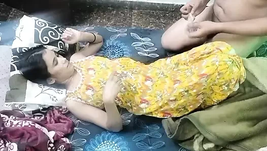 नौकर ने सोई हुई मालकिन को चोदा