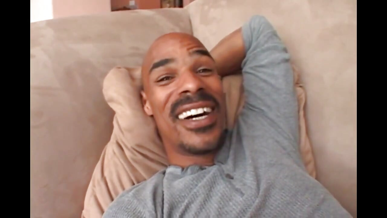 Ébano con gran culo es follado por bbc