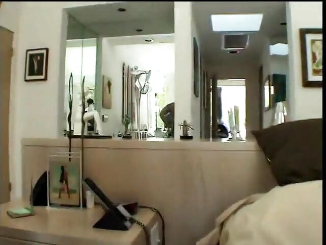 Gatas sensuais posando ao redor das casas nos bastidores