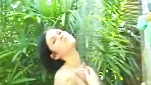 Симпатичная тинка Allie мастурбирует киску в душе на улице