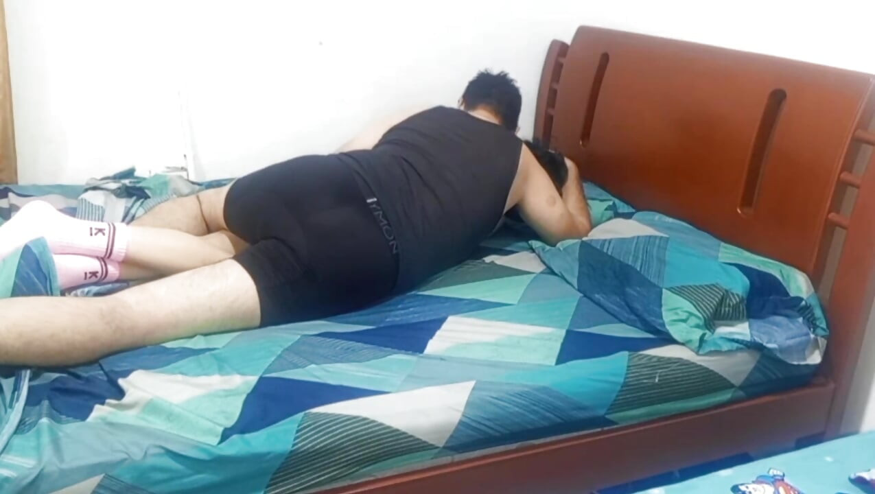 Slatka i vitka meksička devojka dobija dobar penis od Kolumbijca u svojoj mokroj ružičastoj pički