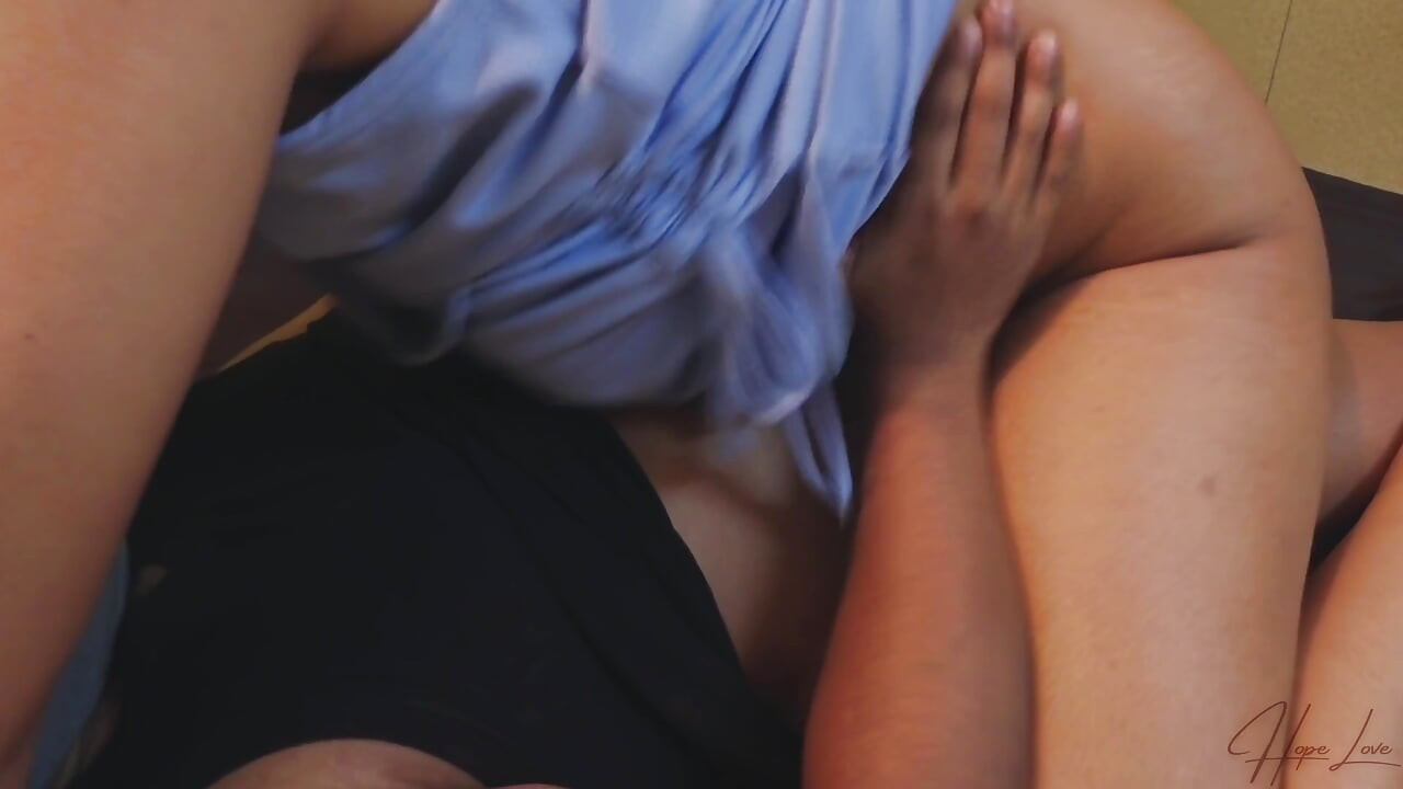 Она очень возбуждена для моего большого члена, и ее киска становится мокрой, когда я трогал