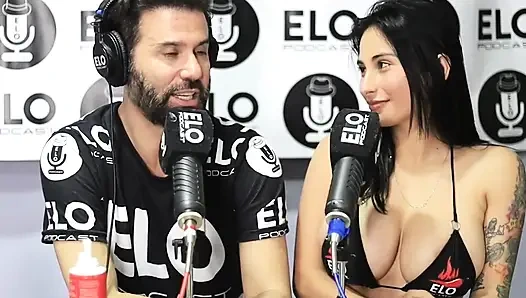 Wawancara bareng elo podcast berujung dengan banyaknya pertanyaan mesum yang bikin jenifer play sange berat