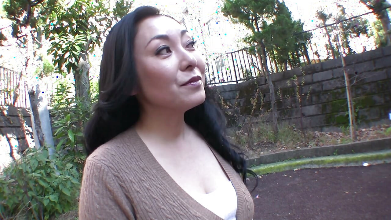 Isang magandang mature na babaeng parang celebrity ang lumabas sa AV dahil gusto niya ng sex. Naglabas siya ng matatamis na ungol, at marangal na nagpapalubog sa malaswang kasiyahan habang inilalantad ang kanyang malaswang eksena!