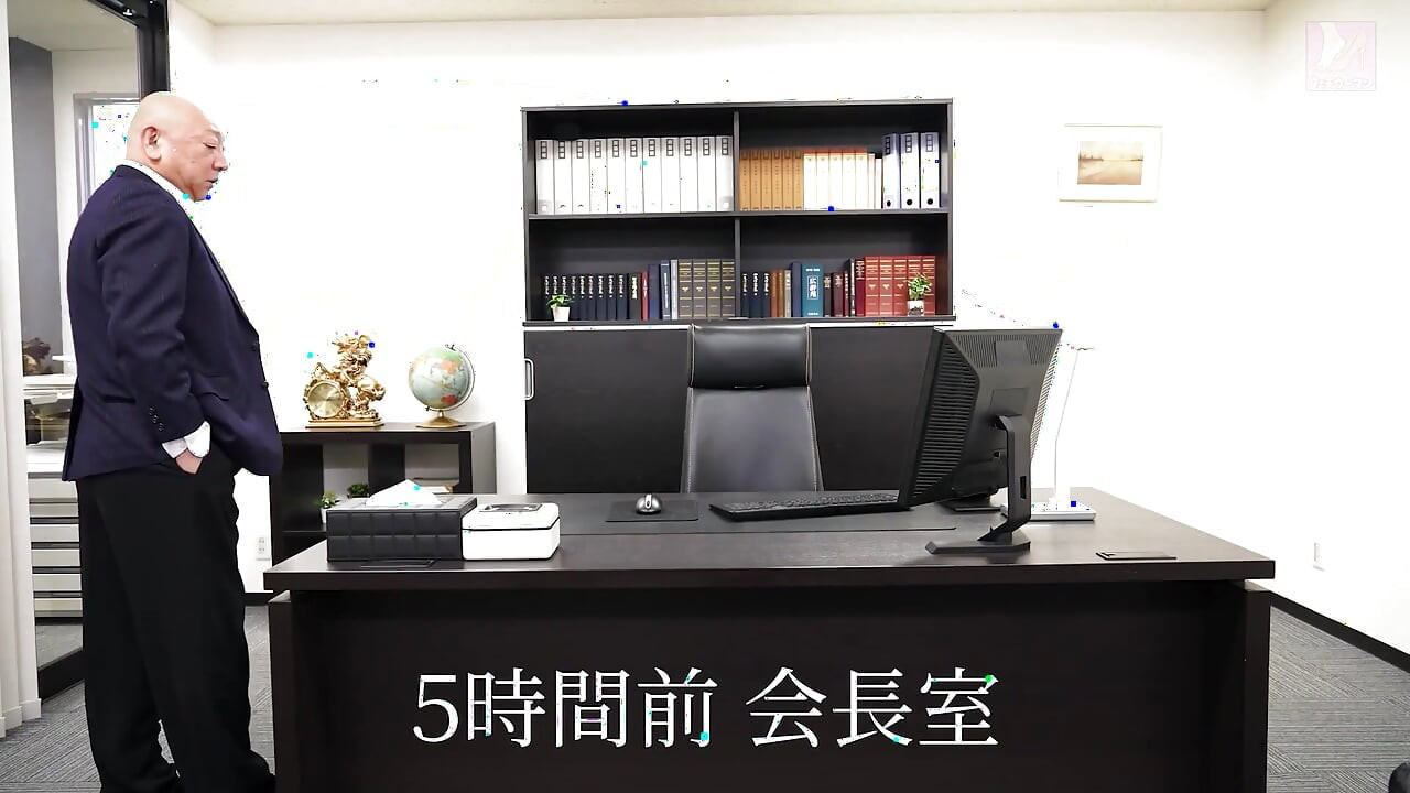 모성애 강한 며느리는 이중인격으로 아기가 된 시아버지에게 욱신대는 H컵 젖가슴을 물리고, 심지어 성감대 발을 아버님 입에 쑤셔넣고 다정하게 빨린다