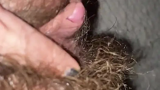 Волосатая киска крупным планом