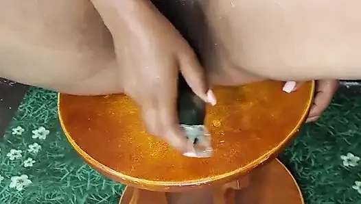 Süper solo zenci fışkırtmak için salatalık kullanıyor