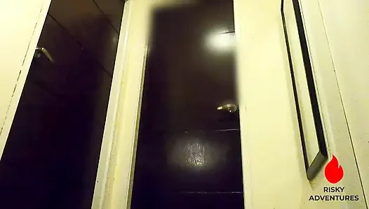 Pinay ateşli evli kadın kocasının odasının dışında aile şoförünü sikiyor - aldatan kız