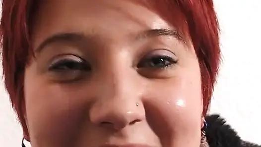 Pelacur berambut merah gemuk bermain memeknya yang berbulu di casting