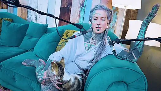 E - empati hakkında konuşuyorum - asmr podcast sfw konuşuyor gotik sıska kız dreadlocks dövmeli model dövmeli kız