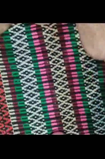 Otrok umývá nohy svého majitele 1