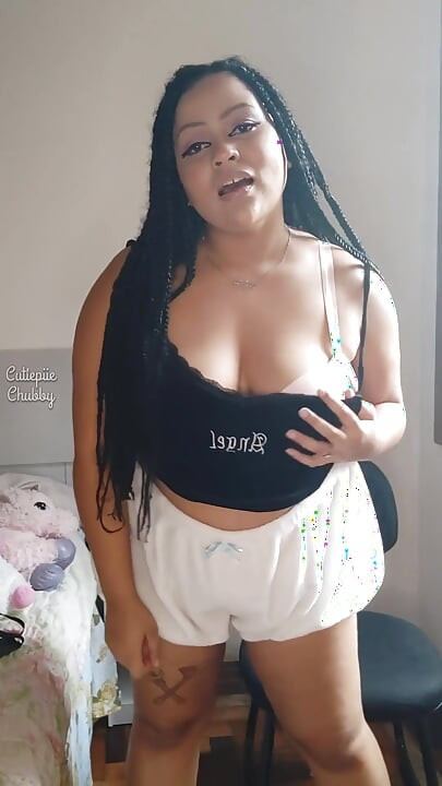 Femeie mare și țâțoasă sexy dezbrăcată cu mișcări și dop anal