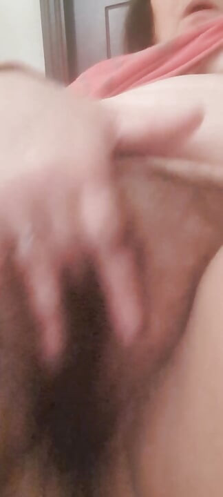 Azgın anne, vücudunu ve amını gösteriyor gerçekten kıllı