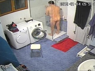 पति स्नान कर रहा है