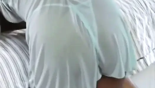 Pria ini lagi asik jilat memek aduhai cewek rambut cokelat ini sambil ditonton teman rambut pirangnya