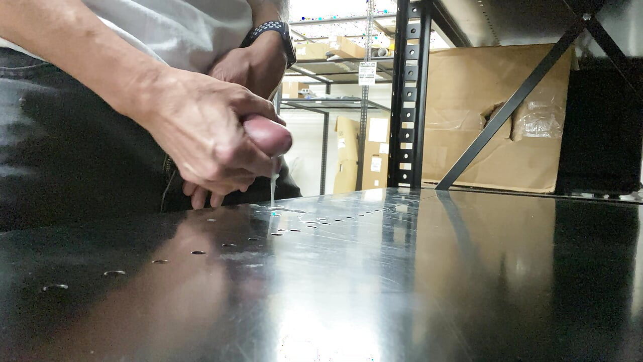 Ngocok kontol sampai kering di kantor sampai dicrot sperma