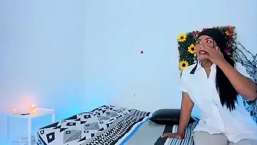 Profesyonel kozmetolog ve masajçı, buluşmasını mutlu bir sonla bitiriyor.