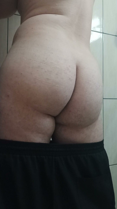 Shaking my ass at my uncle Paulo's house