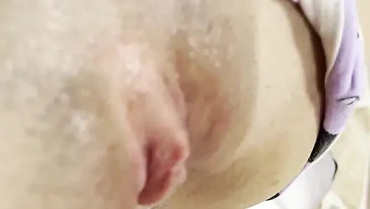 Wanita ini menunggu semua orang keluar rumah supaya dia bisa pergi ke teras rumah dan masturbasi memek merah mudanya sepuasnya.