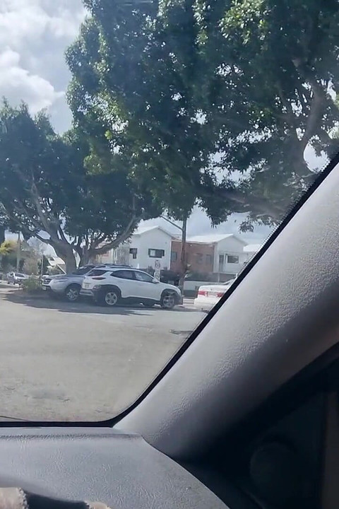 車の中で裸で