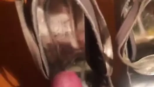 Flevostel'in topuklu ayakkabıları için boşalıyor
