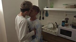 Twink seduziu um cara para uma suculenta foda anal