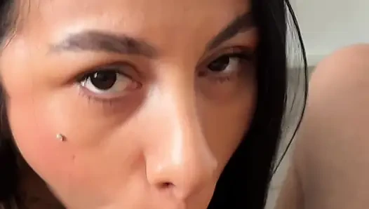 Cewek seksi rambut cokelat ini lagi asik nyepong dan ngentot pantatku habis-habisan - pov