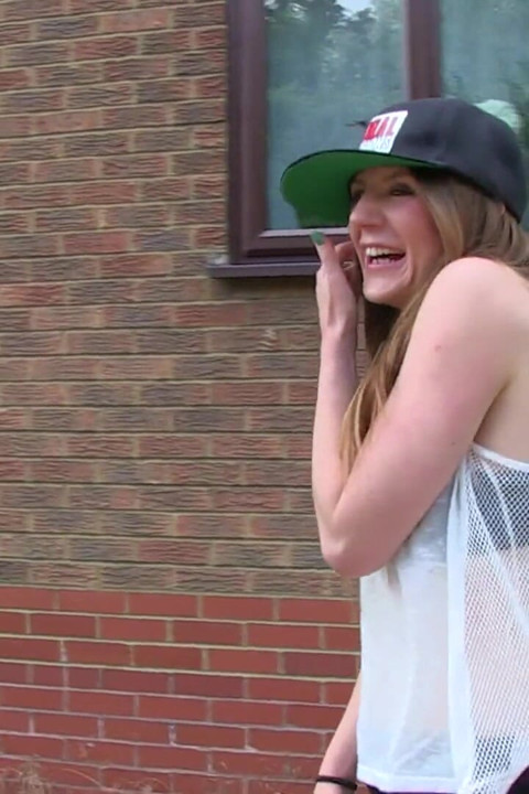 Samantha Bentley meando al aire libre