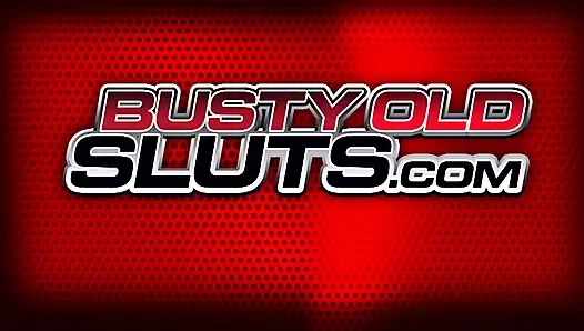 MILF Sadie gibt ihrer pornogucken-freundin das echte ding