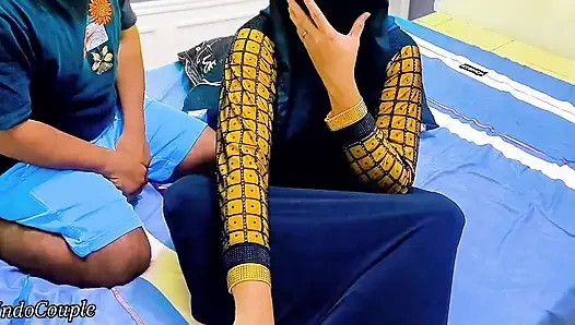 Tesettürlü kız amını gösteriyor ama üvey erkek kardeş yanlış deliği seçiyor.