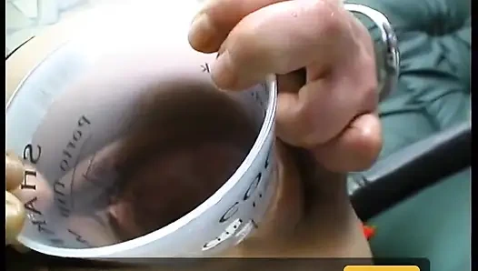 Bestrumpfte brünette verführt ihre löcher mit sexspielzeug, essen und flaschen