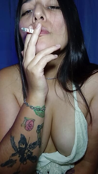 Fumando Y Jugando Con Mi Ombligo Profundo